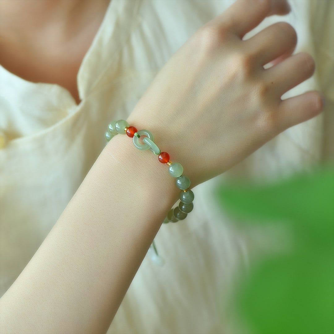 An Exquisite Greenish Jade Bracelets: An Exquisite Greenish Jade Bracelets,Size:0.3inx0.3in 青玉手链