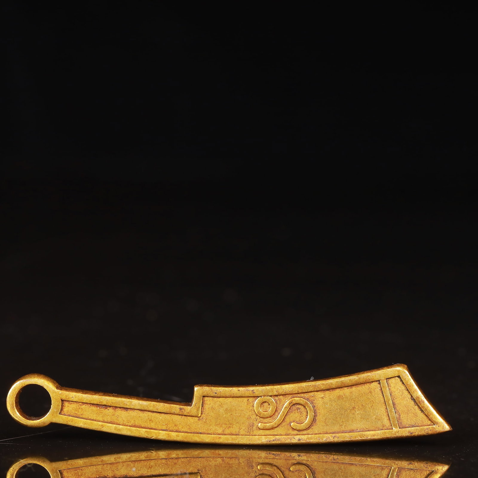 An Exquisite Gilt Bronze Sword Coin: An Exquisite Gilt Bronze Sword Coin,Ming Dynasty,China,Size:33.5inx5.5inx1.4in,Weight:18g 铜鎏金刀钱币,中国明代