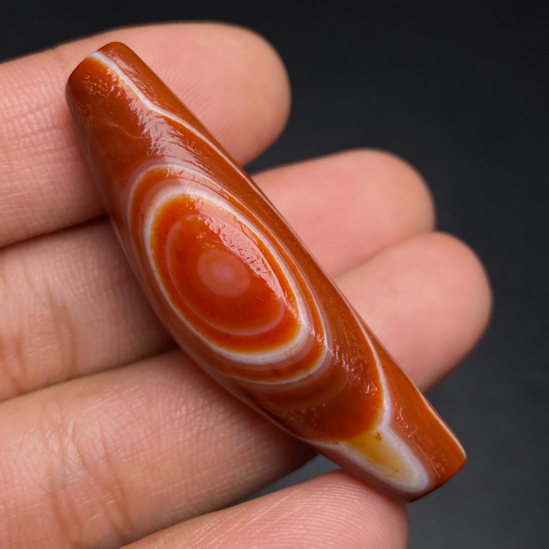 An Exquisite Dzi Bead Pendant: An Exquisite Dzi Bead Pendant,Size:1.9inx0.6inx0.5in,Weight:11.1g 天珠挂件