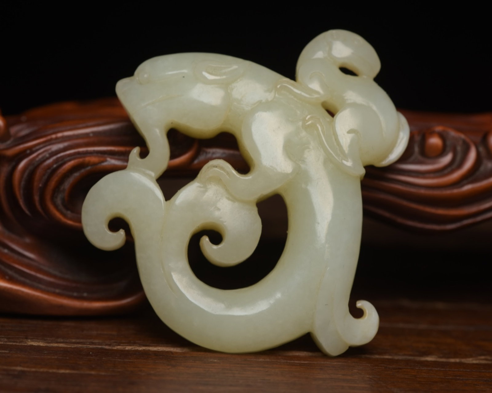 An Exquisite White Jade Dragon Pendant: An Exquisite White Jade Dragon Pendant,Qing Dynasty,China,Size:2.2inx2.2inx0.5in,Weight:47g 白玉龙佩,中国清代