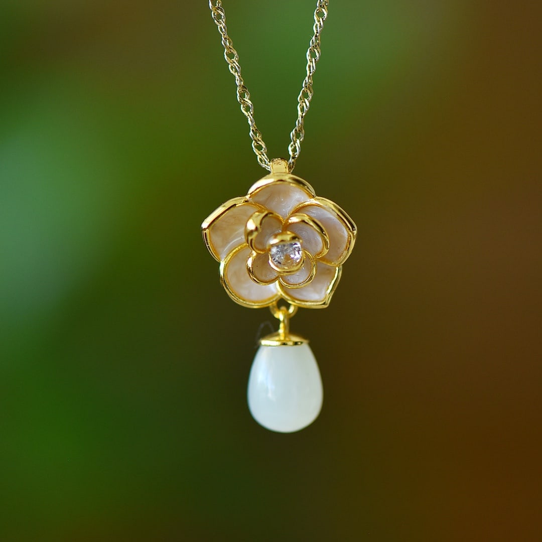 An Exquisite Sterling Silver-Gold Plated Inlaid White Jade Pendant: An Exquisite Sterling Silver-Gold Plated Inlaid White Jade Pendant,Size:0.3inx0.4in 纯银镀金镶白玉吊坠