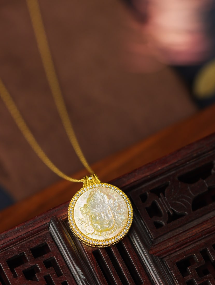 An Exquisite Sterling Silver-Gold Plated Inlaid Shell Pendant,Inlaid Diamond and Lapis Lazuli: An Exquisite Sterling Silver-Gold Plated Inlaid Shell Pendant,Inlaid Diamond and Lapis Lazuli 纯银镀金镶贝壳吊坠,嵌钻石和&