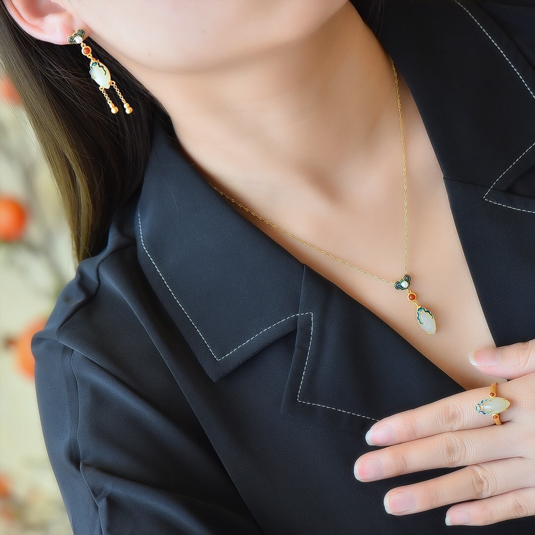 A Set of Fine Sterling Silver-Gold Plated Inlaid White Jade Enamel Jewelrys: A Set of Fine Sterling Silver-Gold Plated Inlaid White Jade Enamel Jewelrys,Size:(Pendant)0.3inx0.6in,(Earrings)0.4inx0.7in,(Ring)0.3inx0.6in 一套纯银镀金镶&#