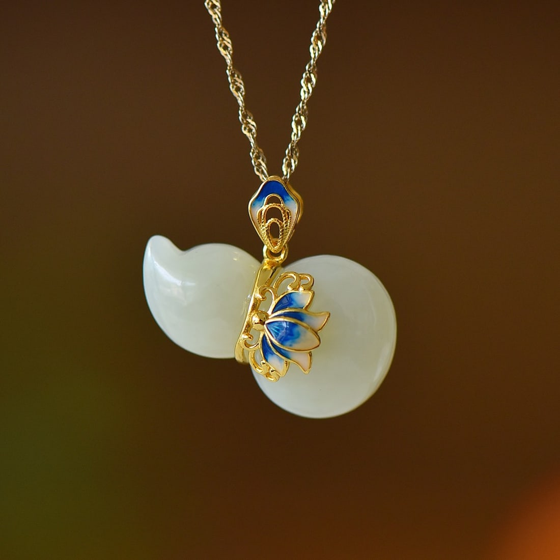 An Exquisite Sterling Silver Inlaid White Jade Gourd-Shaped Necklace: An Exquisite Sterling Silver Inlaid White Jade Gourd-Shaped Necklace,Size:0.6inx1in 纯银镶白玉葫芦形项链