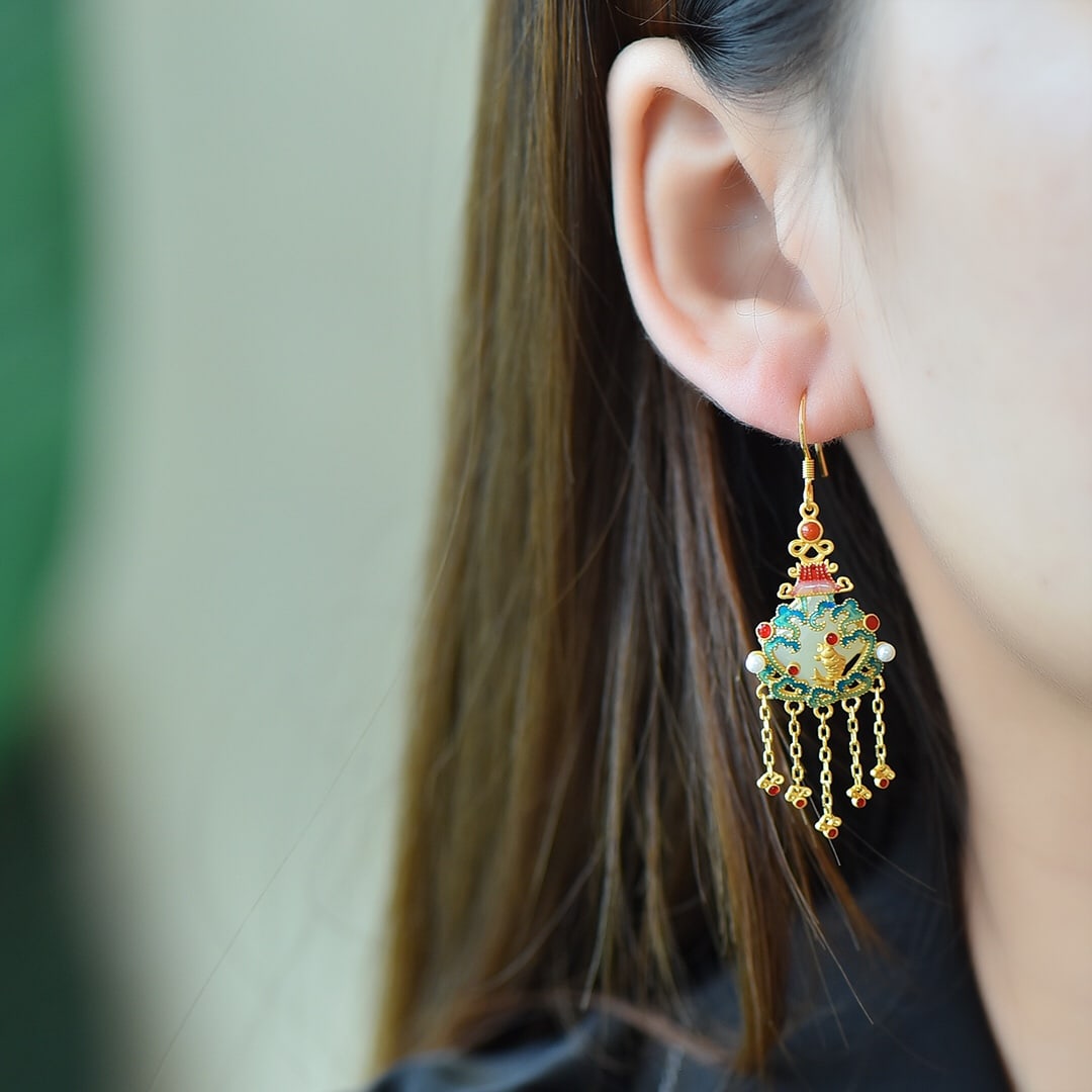 A Pair of Exquisite Sterling Silver-Gold Plated Inlaid White Jade Earrings: A Pair of Exquisite Sterling Silver-Gold Plated Inlaid White Jade Earrings,Size:0.4inx0.4in 一对纯银镀金镶白玉耳环