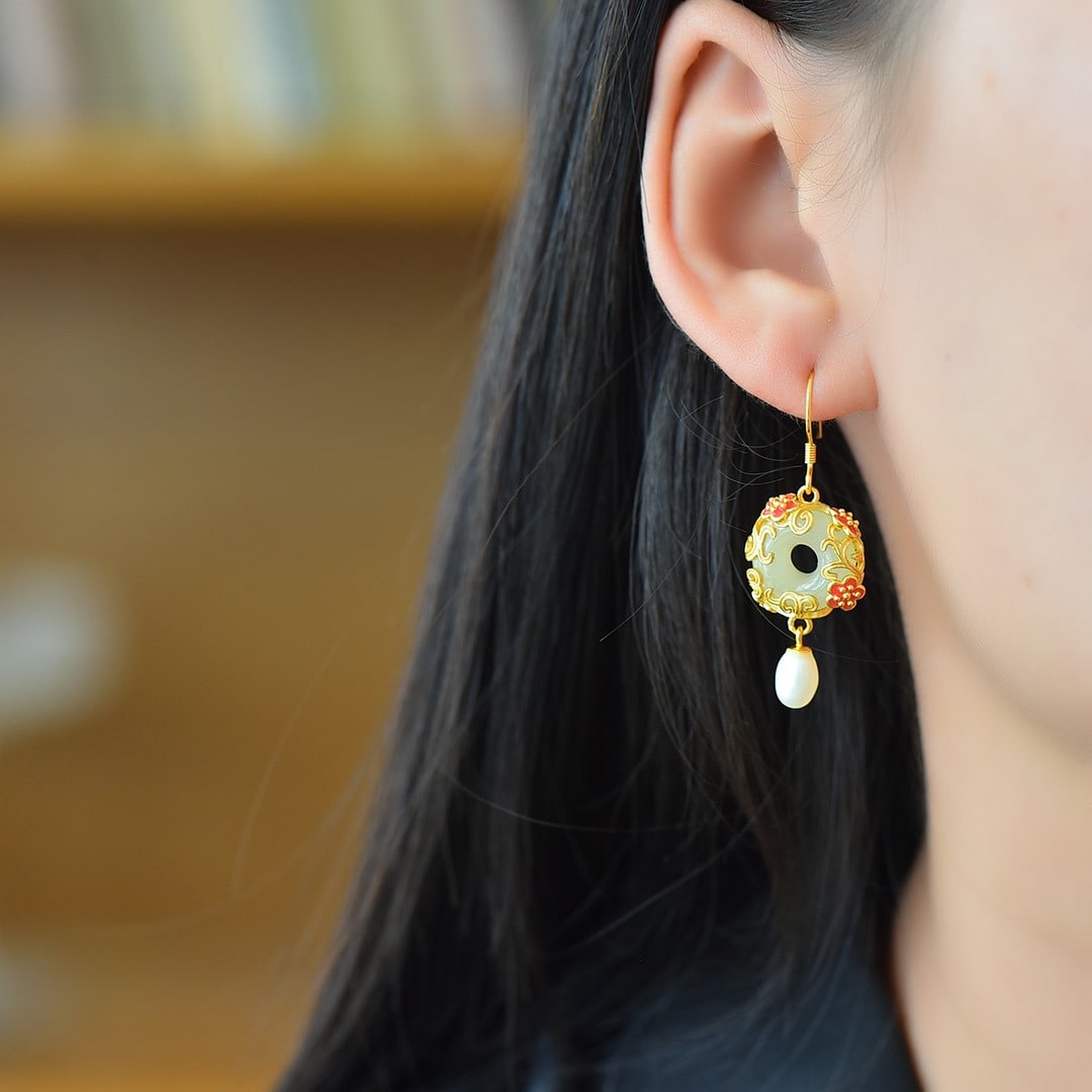 A Pair of Exquisite Sterling Silver-Gold Plated Inlaid White Jade Earrings,Inlaid Pearls: A Pair of Exquisite Sterling Silver-Gold Plated Inlaid White Jade Earrings,Inlaid Pearls