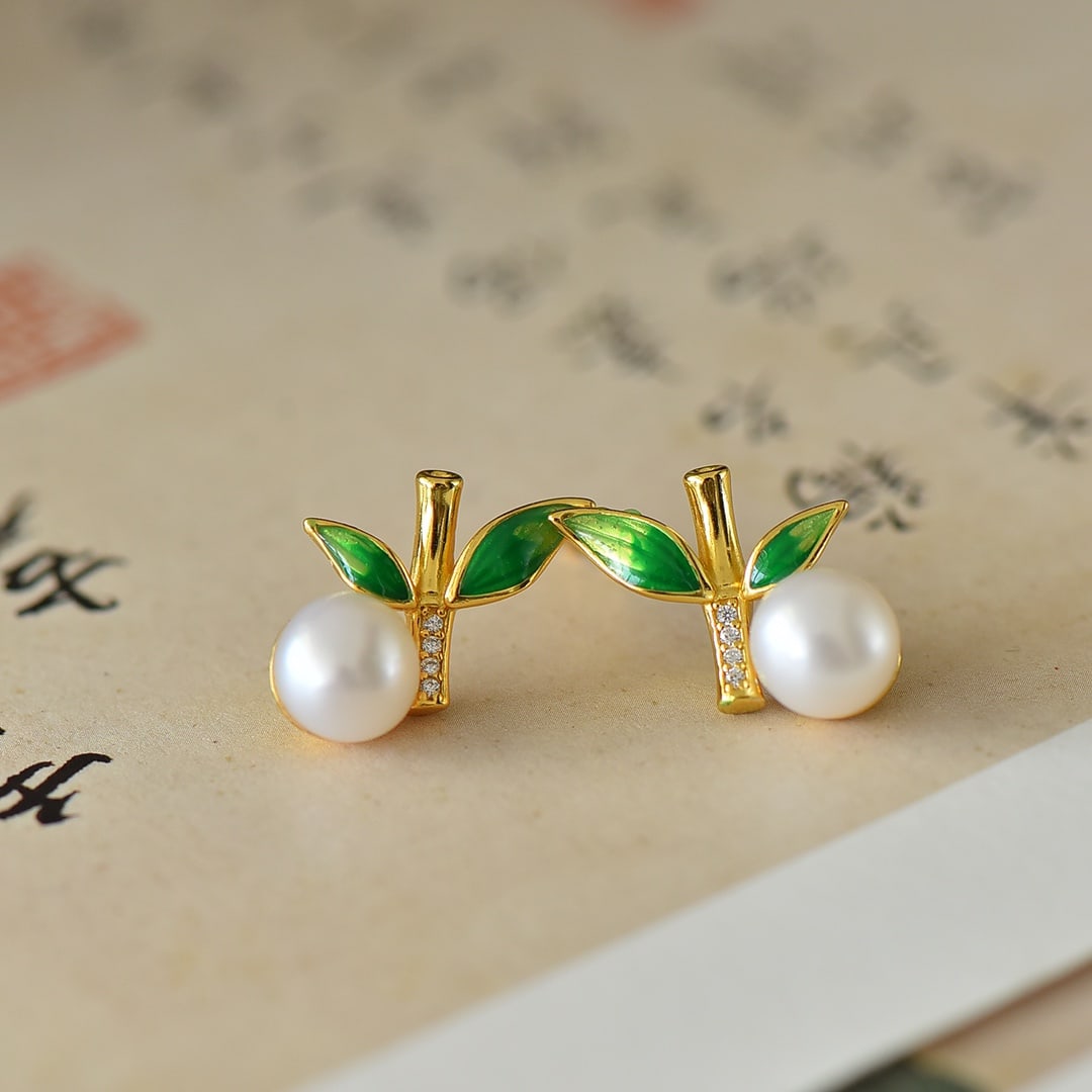 A Pair of Exquisite Sterling Silver-Gold Plated Inlaid Pearl Enamel Earrings,Inlaid Diamond: A Pair of Exquisite Sterling Silver-Gold Plated Inlaid Pearl Enamel Earrings,Inlaid Diamond