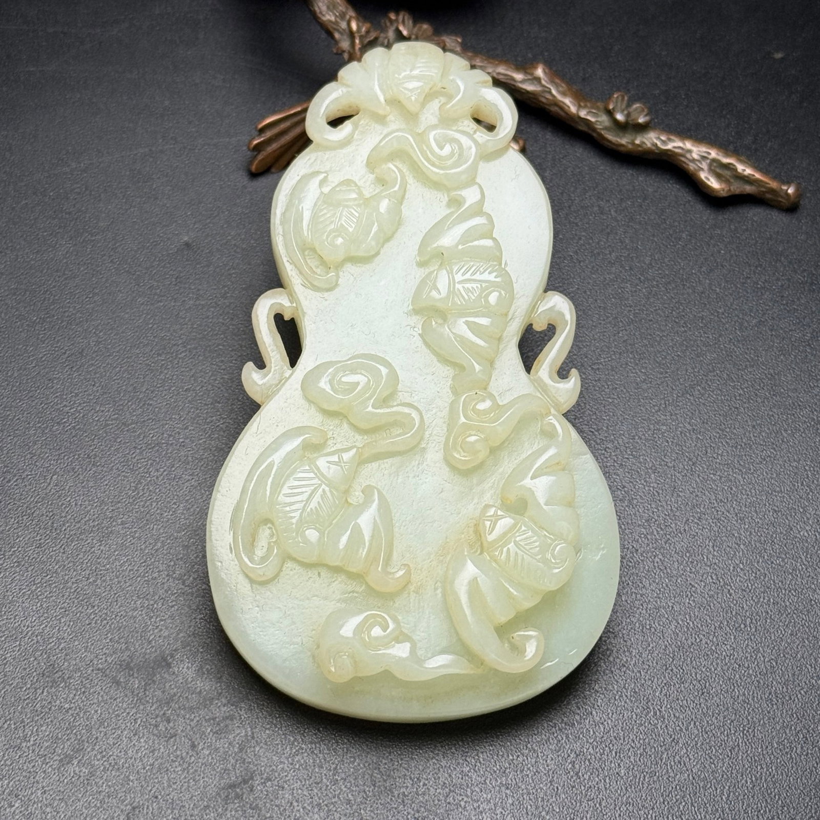 An Exquisite White Jade Bats Pattern Pendant: An Exquisite White Jade Bats Pattern Pendant,Qing Dynasty,China,Size:3.9inx2.2inx0.5in,Weight:109g 白玉蝙蝠纹佩,中国清代