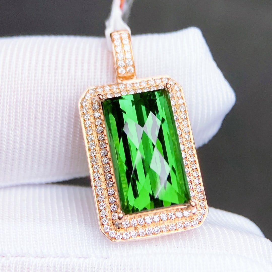 6.79Ctw Natural Tourmaline Necklace: 6.79Ctw Natural Tourmaline Necklace,Size:0.6inx0.3in 6.79Ctw天然碧玺项链