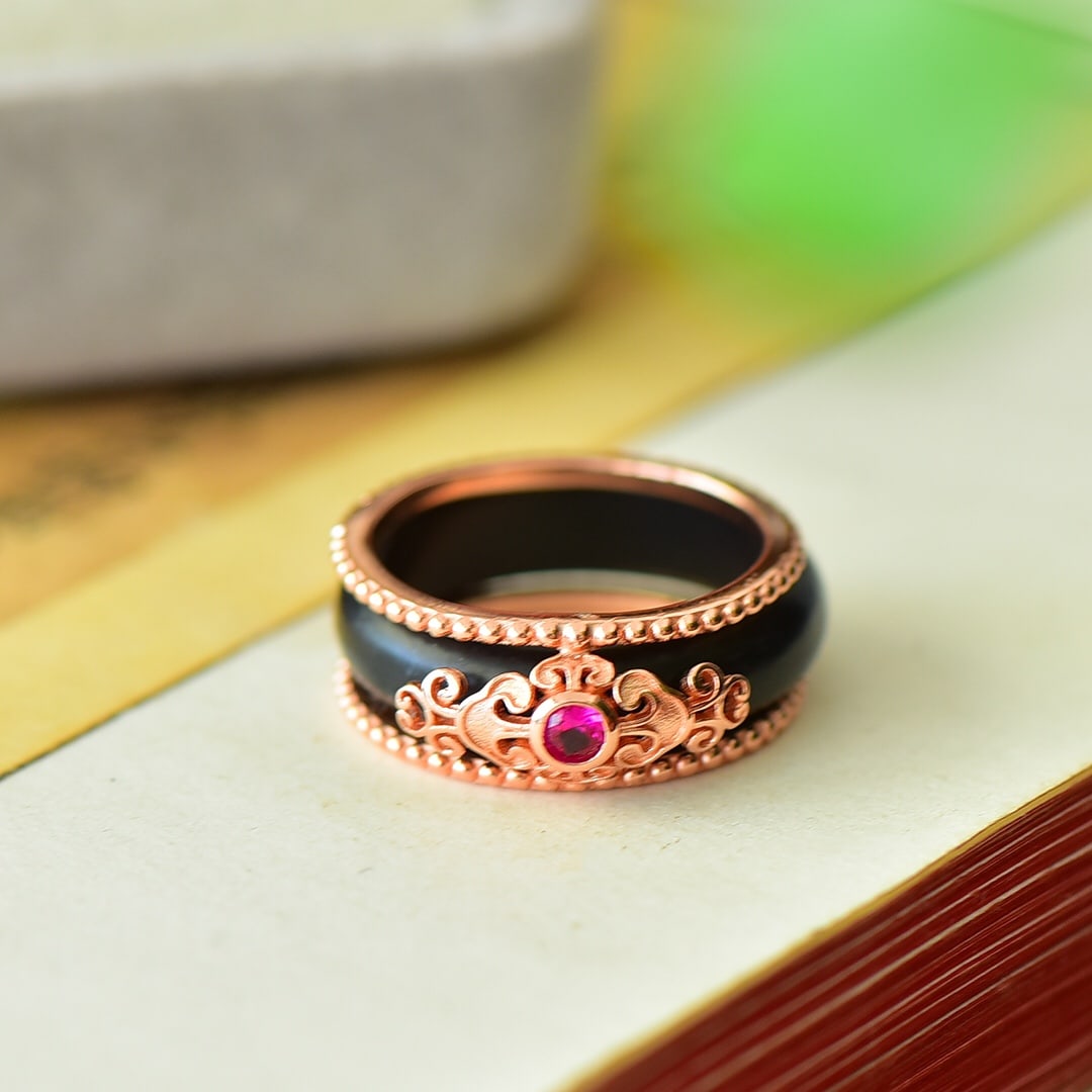An Exquisite Sterling Silver Inlaid Black Jade Ring: An Exquisite Sterling Silver Inlaid Black Jade Ring,Size:0.7in 纯银镶墨玉戒指