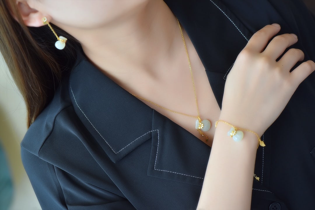 A Set of Fine Sterling Silver-Gold Plated Inlaid White Jade Jewelrys: A Set of Fine Sterling Silver-Gold Plated Inlaid White Jade Jewelrys,Size:(Pendant)0.6inx0.7in,(Earrings)0.4inx0.5in,(Bracelet)0.6inx0.7in 一套纯银镀金镶į