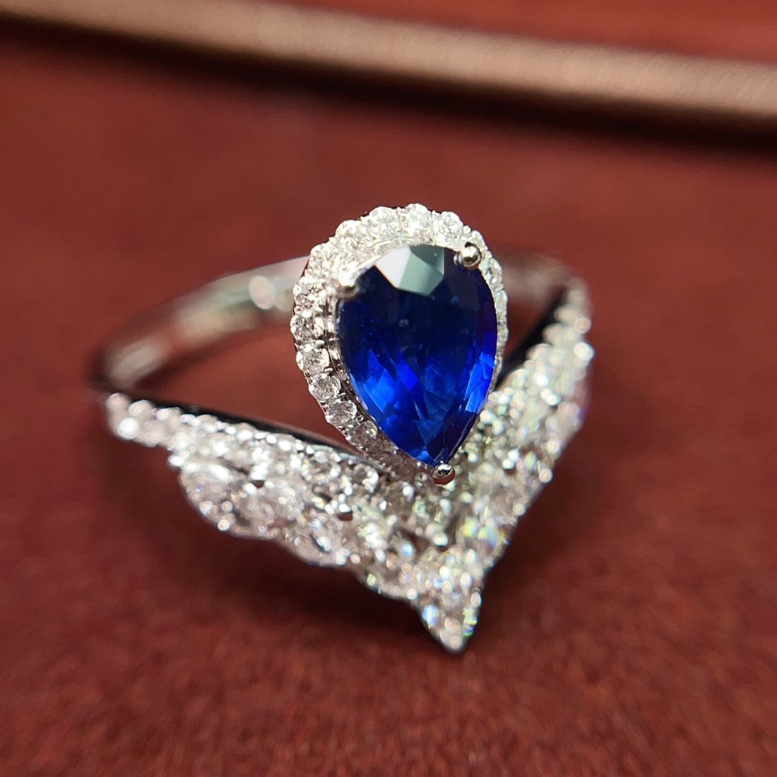 A Exquisite 18k Gold Inlaid 1.20ct Natural Sapphire and 1.017ct Diamond Ring: A Exquisite 18k Gold Inlaid 1.20ct Natural Sapphire and 1.017ct Diamond Ring,Total Weight:2.77g 18k金镶 1.20ct 天然蓝宝石和 1.017ct