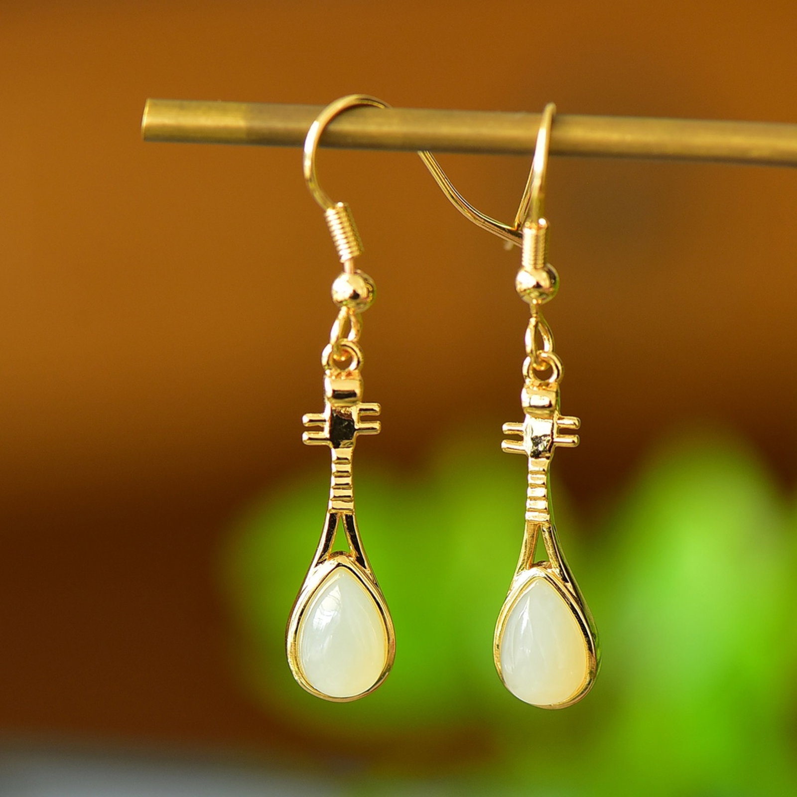 A Pair of Exquisite Bronze-Gold Plated Inlaid White Jade Earrings: A Pair of Exquisite Bronze-Gold Plated Inlaid White Jade Earrings,Size:0.2inx0.4in 一对铜镀金镶白玉耳环
