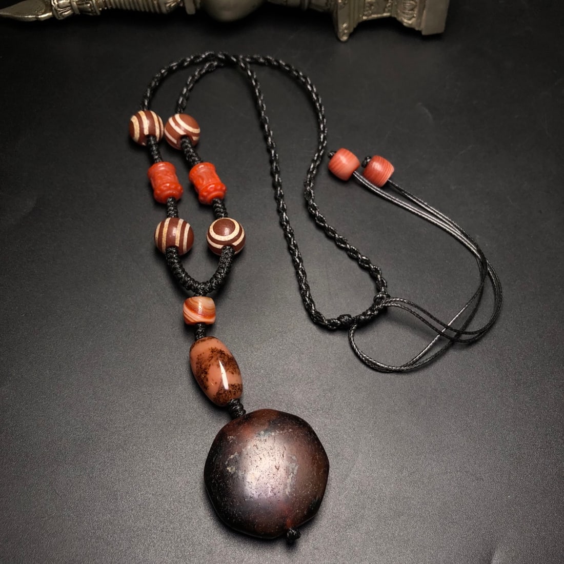 A Precious Dzi Bead Necklace: A Precious Dzi Bead Necklace,Size:1.4inx0.6in 天珠项链