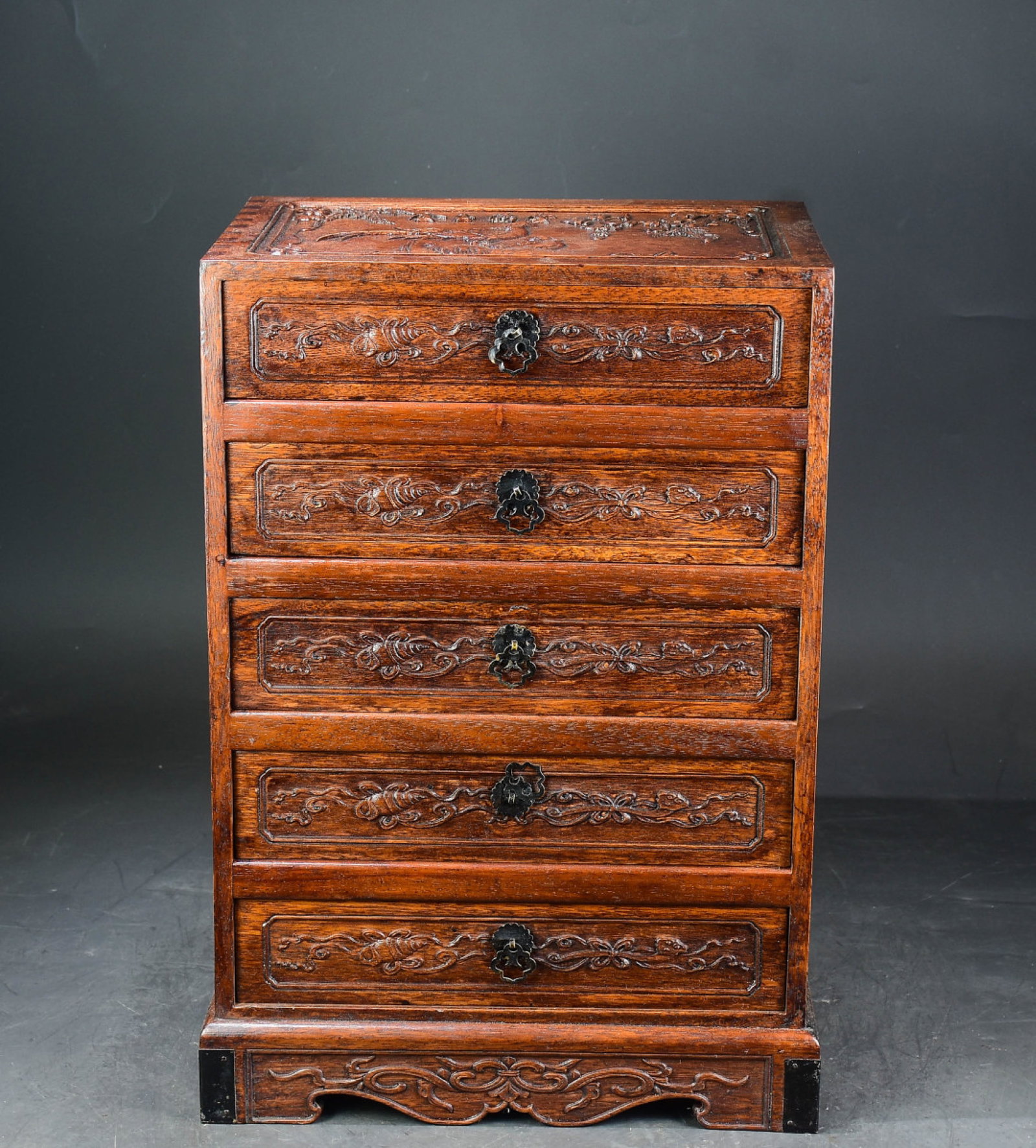 A Huge Huanghuali wood Carve Flower and Bird Pattern Cabinet: A Huge Huanghuali wood Carve Flower and Bird Pattern Cabinet,Qing Dynasty,China,Size:19.7inx13.8inx9.8in 黄花梨木雕刻花鸟纹柜子,ߑ