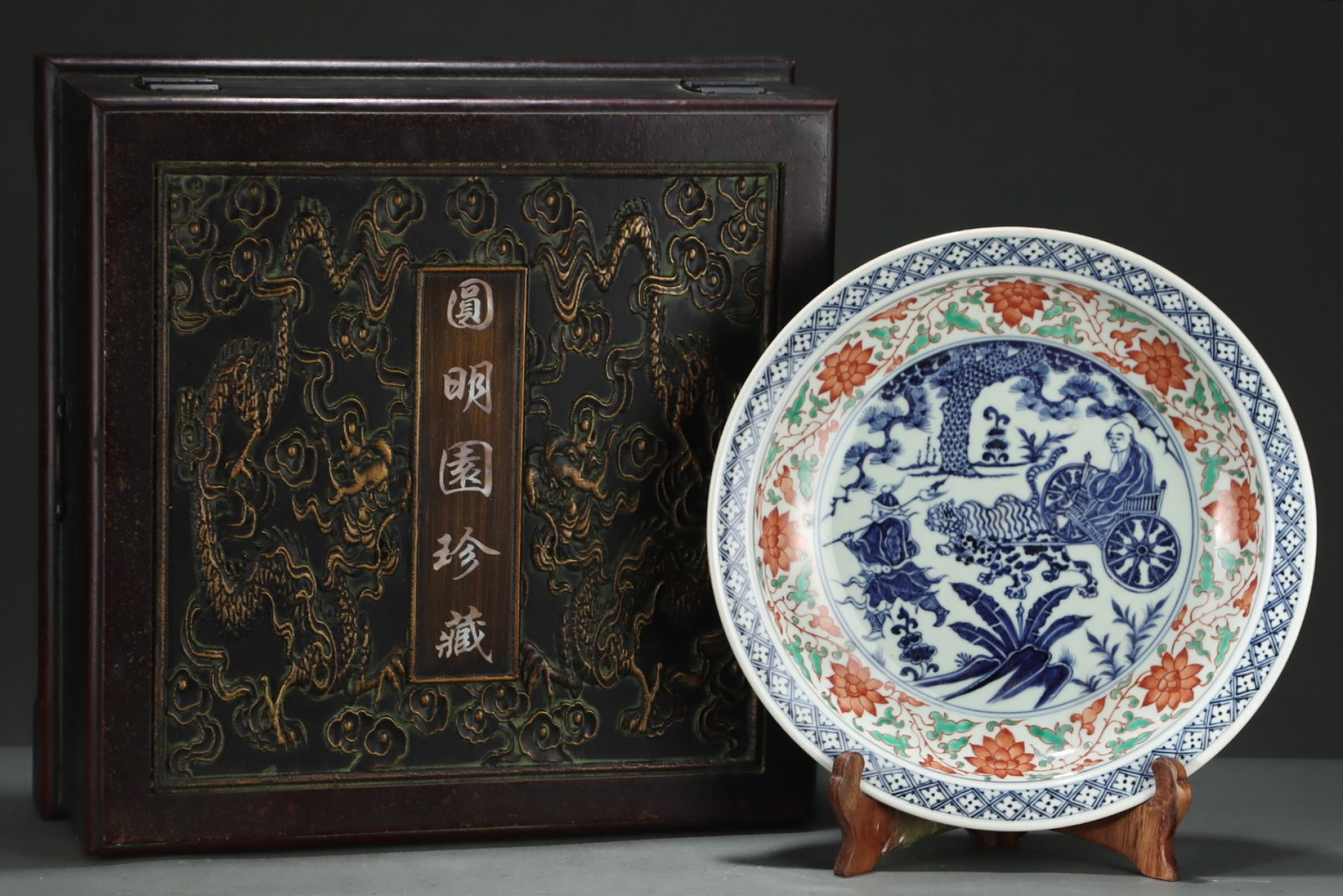 An Exquisite Blue and White Red-and-Green Glazed Character and Story Pattern Plate: An Exquisite Blue and White Red-and-Green Glazed Character and Story Pattern Plate,Yuan Dynasty,China,Size:2.9inx14.9in 青花红绿彩人物故事纹
