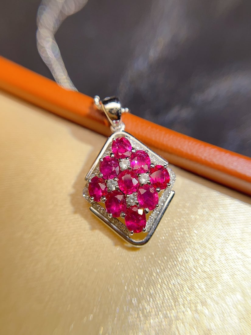 A Exquisite 18k Gold Inlaid 2.70ct Natural Ruby Pendant,Inlaid Diamond: A Exquisite 18k Gold Inlaid 2.70ct Natural Ruby Pendant,Inlaid Diamond,Total Weight:2.25g 18k金镶 2.70ct 天然红宝石吊坠,嵌钻石