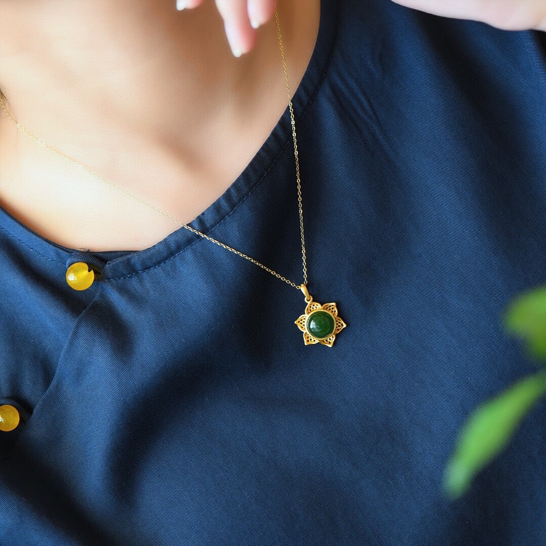 An Exquisite Sterling Silver-Gold Plated Inlaid Jasper Necklace: An Exquisite Sterling Silver-Gold Plated Inlaid Jasper Necklace,Size:0.4inx0.4in 纯银镀金镶碧玉项链