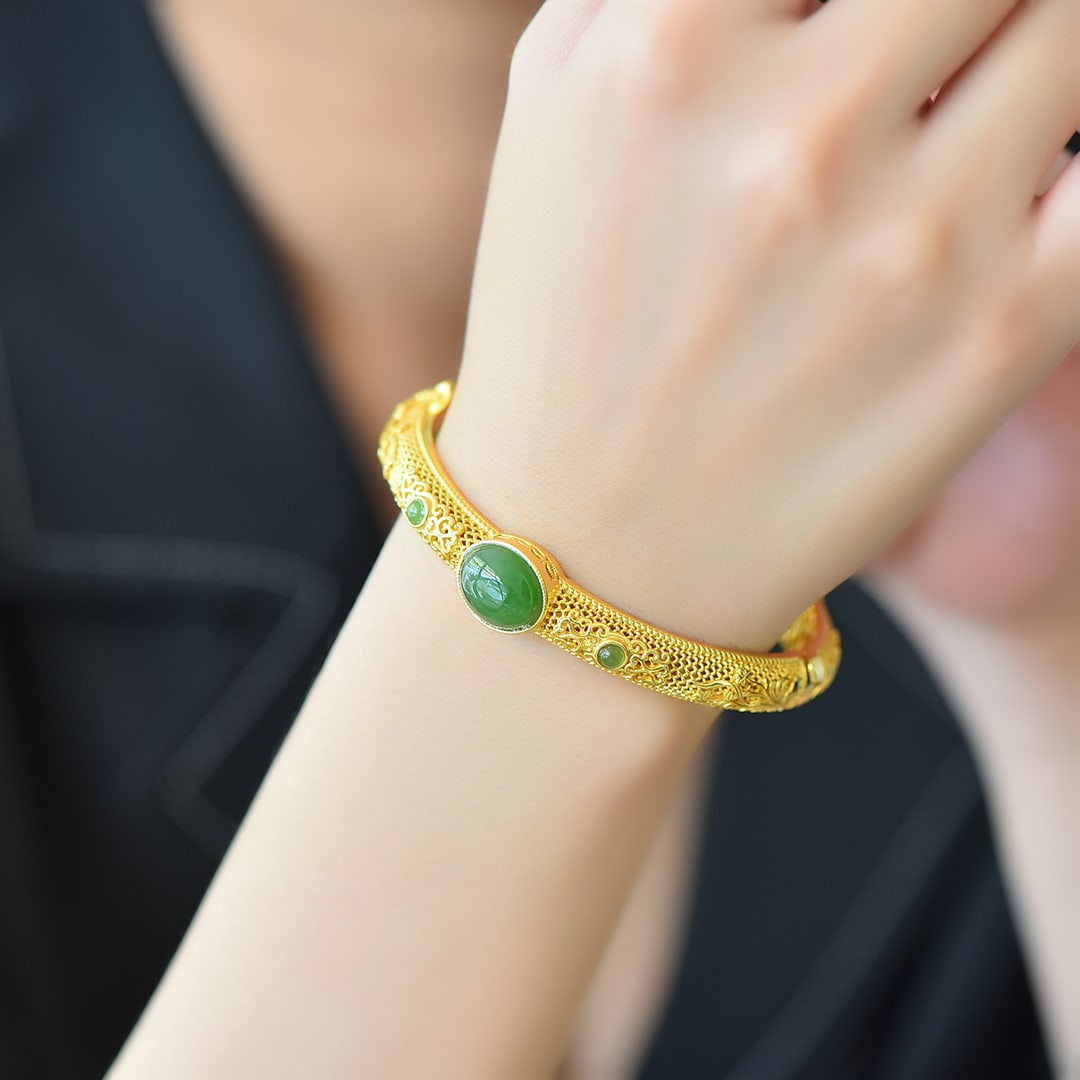 An Exquisite Sterling Silver-Gold Plated Inlaid Jasper Bracelets: An Exquisite Sterling Silver-Gold Plated Inlaid Jasper Bracelets 纯银镀金镶碧玉手镯