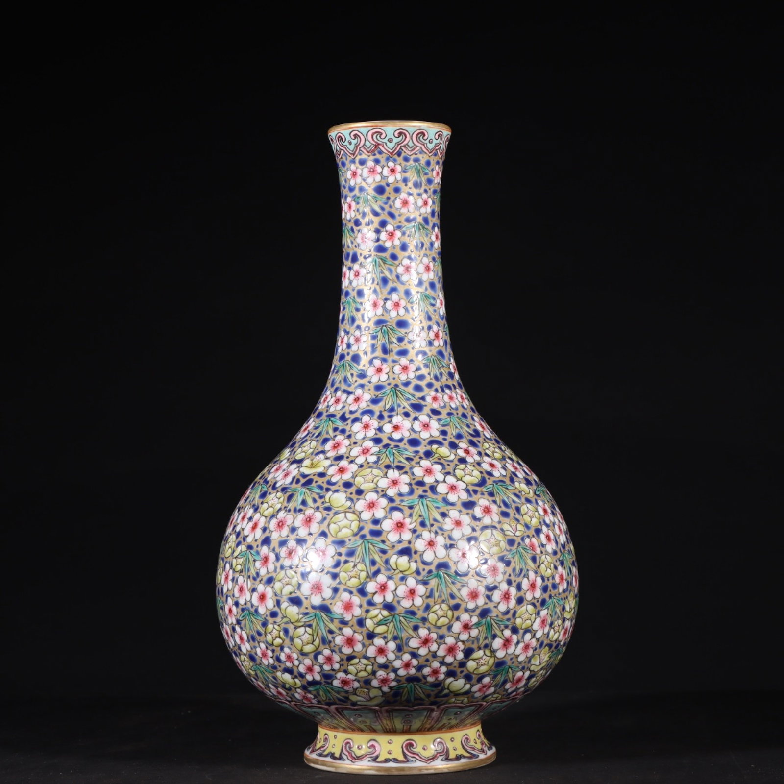 An Exquisite Famille-Rose Painted Gold Flower Pattern Vase: An Exquisite Famille-Rose Painted Gold Flower Pattern Vase,Qing Dynasty,China,Jiaqing Six-character Mark,Size:9.1inx5.1in 粉彩描金花卉纹瓶,中Þ