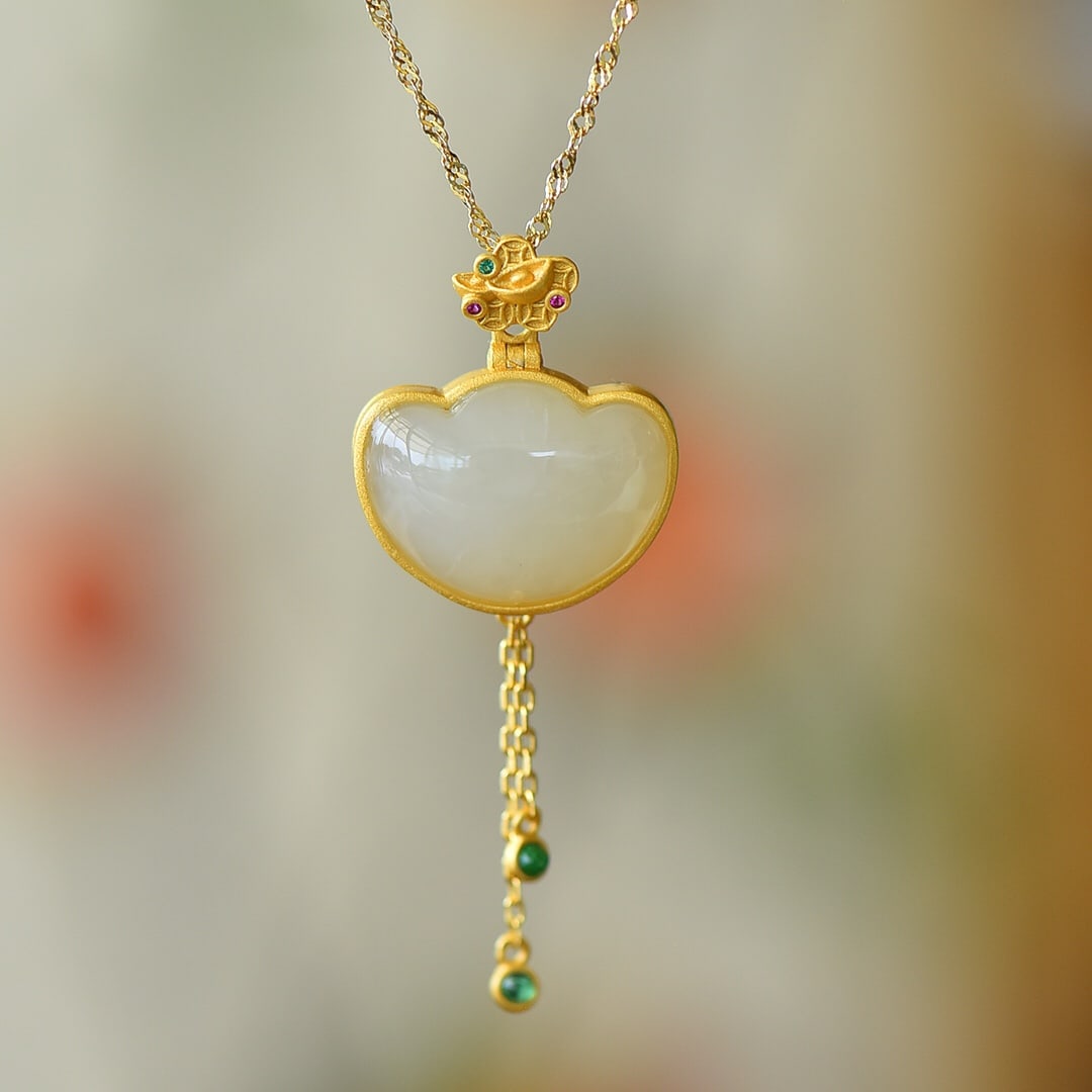 An Exquisite Sterling Silver-Gold Plated Inlaid White Jade Pendant,Inlaid Diamond: An Exquisite Sterling Silver-Gold Plated Inlaid White Jade Pendant,Inlaid Diamond,Size:0.6inx0.7in 纯银镀金镶白玉吊坠,嵌钻石