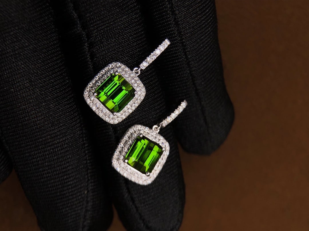 A Pair of 5.6Ctw Natural Tourmaline Earrings: A Pair of 5.6Ctw Natural Tourmaline Earrings,Size:0.3inx0.3in 一对5.6Ctw天然碧玺耳环