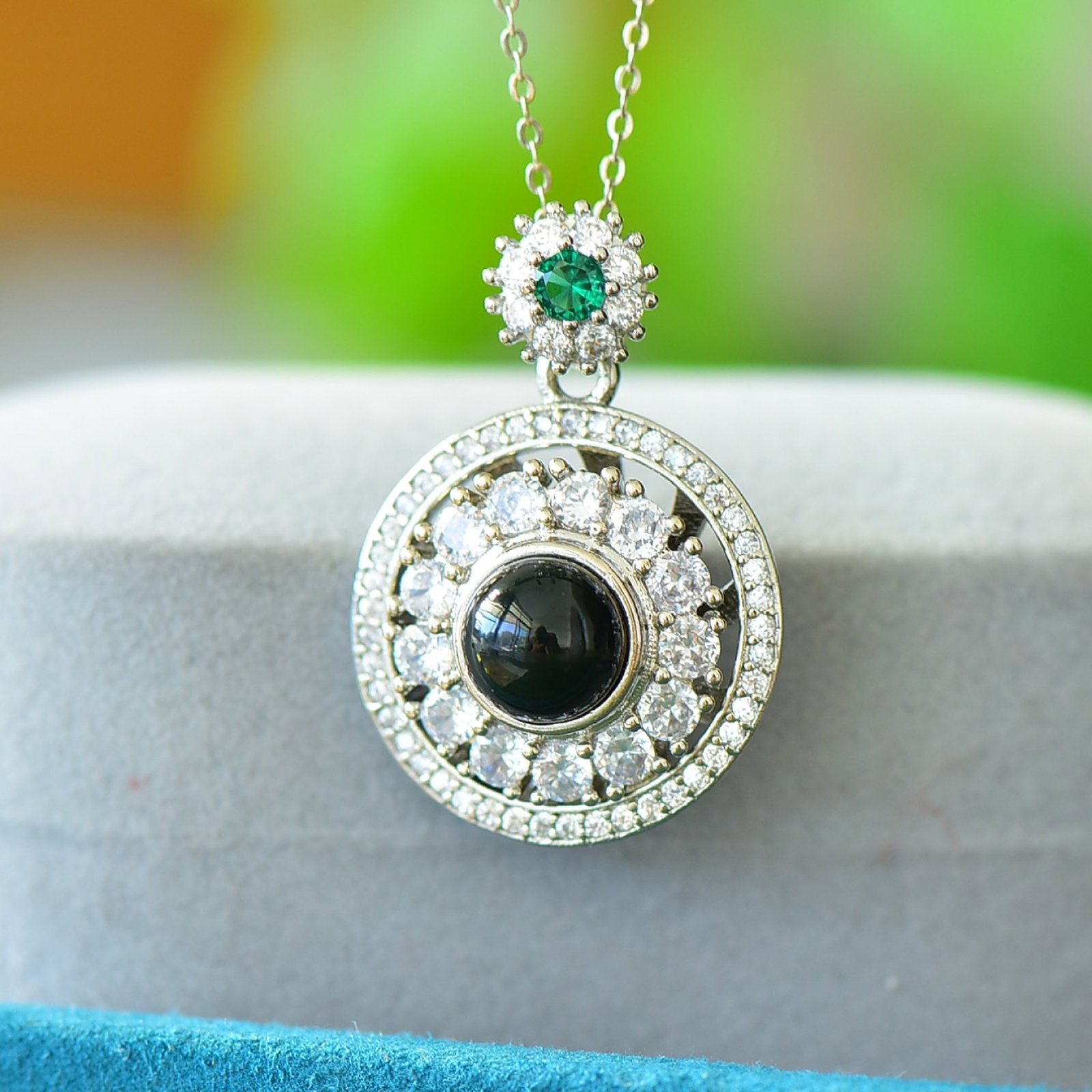 An Exquisite Bronze Inlaid Green Jade Necklace,Inlaid Diamond: An Exquisite Bronze Inlaid Green Jade Necklace,Inlaid Diamond,Size:0.3inx0.3in 铜镶青玉项链,嵌钻石