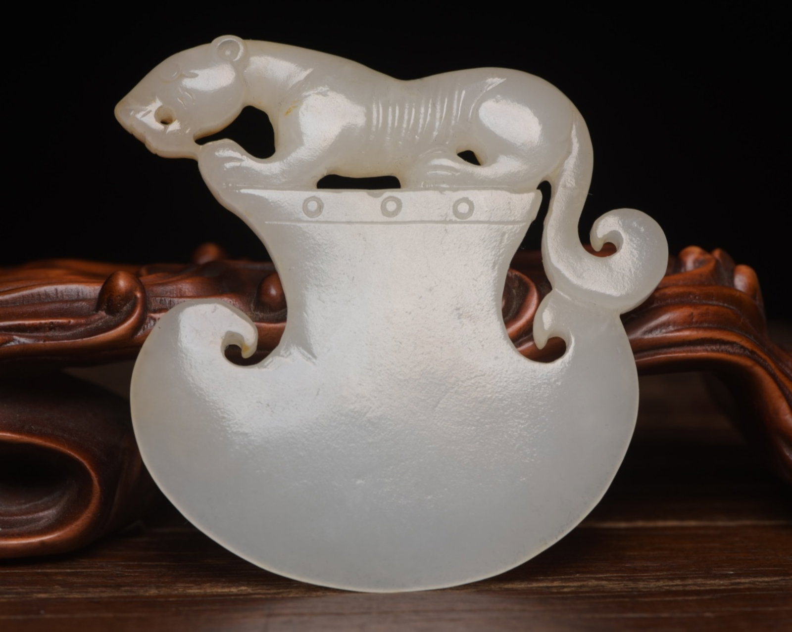 An Exquisite White Jade Beast Axe: An Exquisite White Jade Beast Axe,Qing Dynasty,China,Size:2.8inx2.7inx0.4in,Weight:57g 白玉兽斧头,中国清代