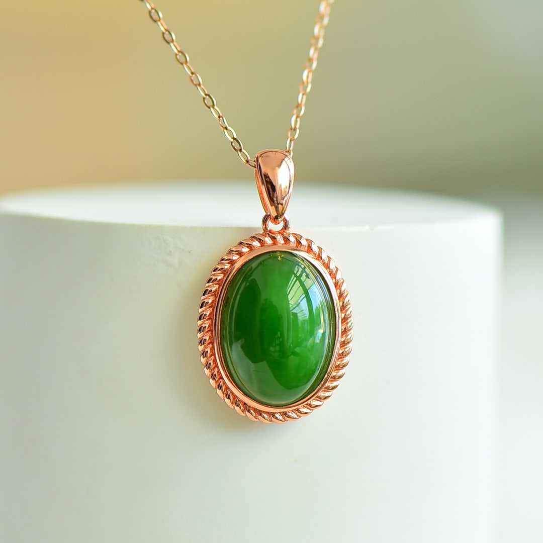 An Exquisite Sterling Silver-Gold Plated Inlaid Jasper Pendant: An Exquisite Sterling Silver-Gold Plated Inlaid Jasper Pendant 纯银镀金镶碧玉项链