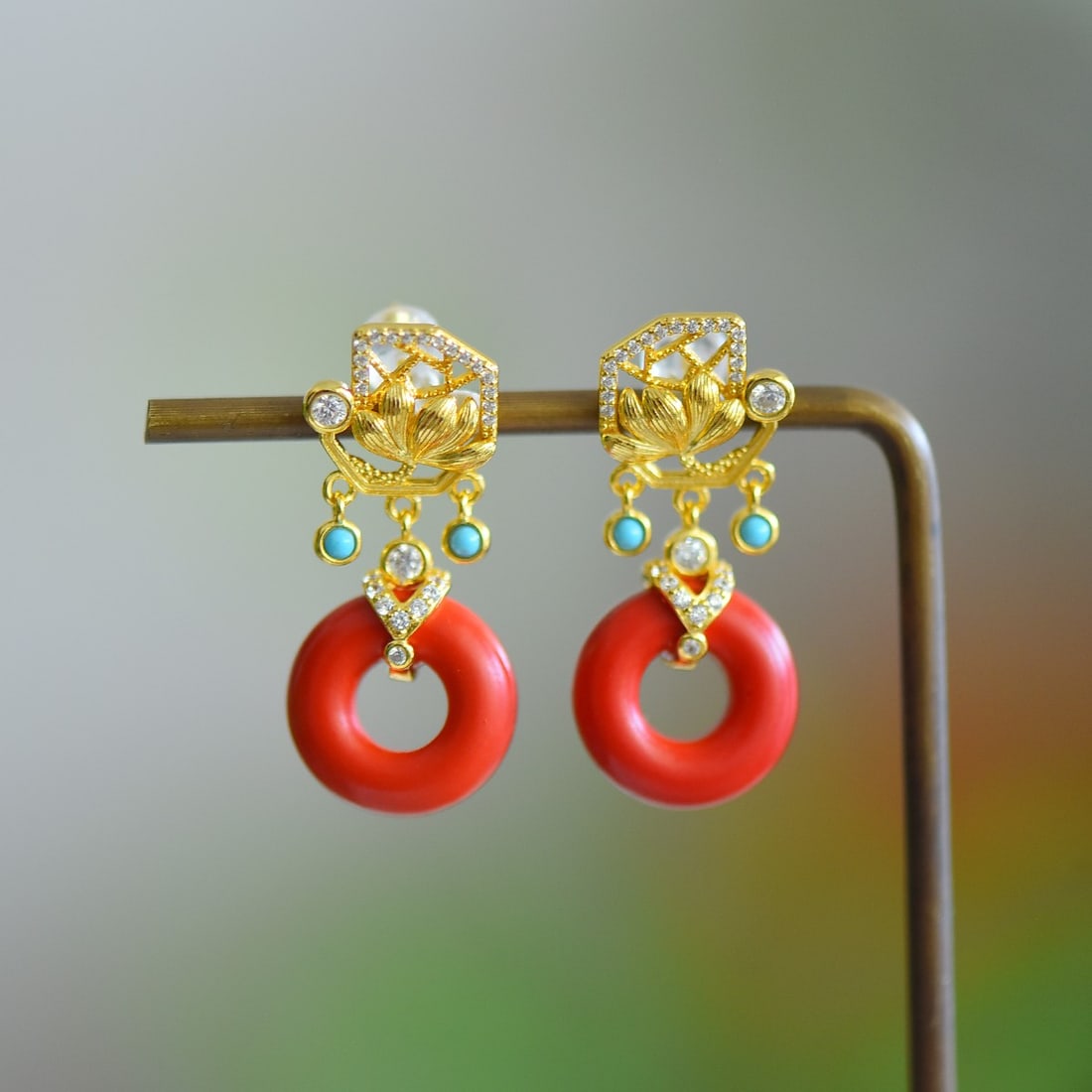 A Pair of Exquisite Sterling Silver-Gold Plated Inlaid Cinnabar Earrings,Inlaid Diamond With: A Pair of Exquisite Sterling Silver-Gold Plated Inlaid Cinnabar Earrings,Inlaid Diamond With Turquoise,Size:0.6inx0.6in 寓意:牡丹花开,平安幸ధ