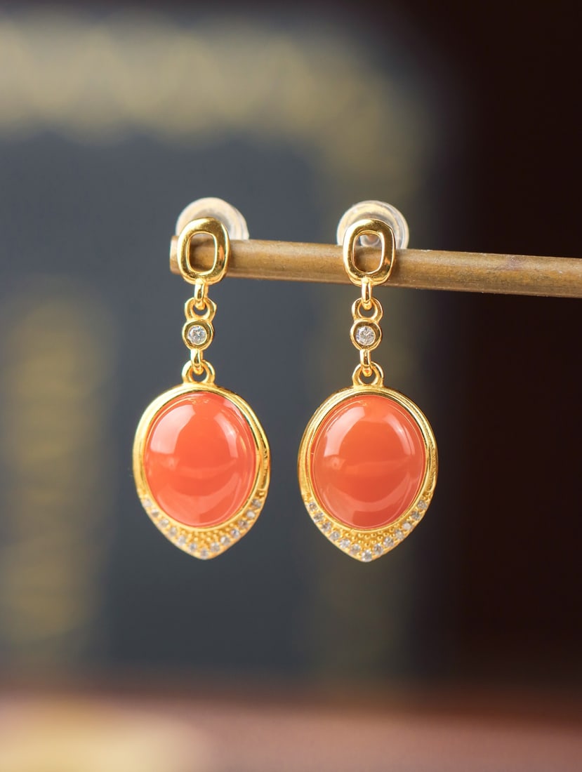 A Pair of Exquisite Sterling Silver-Gold Plated Inlaid Agate Earrings,Inlaid Diamond: A Pair of Exquisite Sterling Silver-Gold Plated Inlaid Agate Earrings,Inlaid Diamond 一对纯银镀金镶玛瑙耳环,嵌钻石