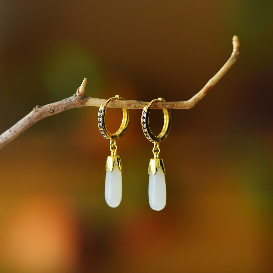 A Pair of Exquisite Sterling Silver-Gold Plated Inlaid White Jade Earrings: A Pair of Exquisite Sterling Silver-Gold Plated Inlaid White Jade Earrings,Size:0.2inx0.6in 一对纯银镀金镶白玉耳环