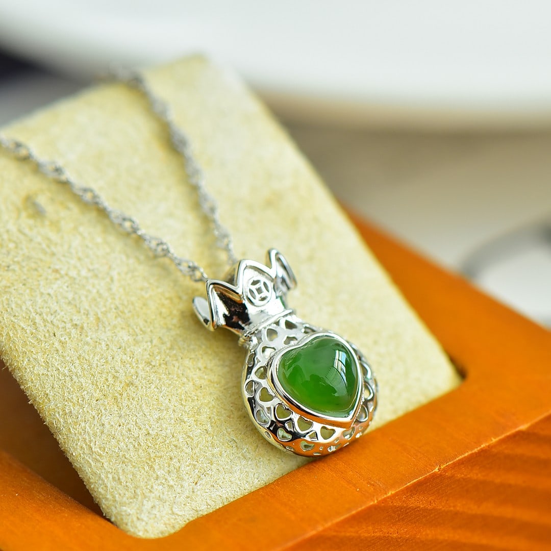 An Exquisite Sterling Silver Inlaid Jasper Necklace: An Exquisite Sterling Silver Inlaid Jasper Necklace,Size:0.2inx0.3in 纯银镶碧玉项链