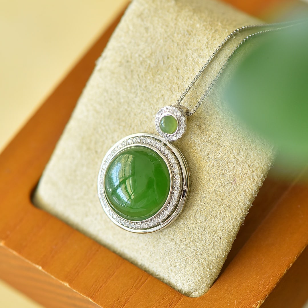 An Exquisite Sterling Silver Inlaid Jasper Necklace,Inlaid Diamond: An Exquisite Sterling Silver Inlaid Jasper Necklace,Inlaid Diamond,Size:0.7inx0.9in 纯银镶碧玉项链,嵌钻石