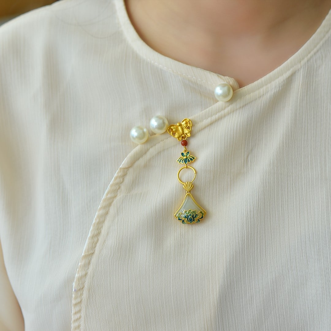 An Exquisite Sterling Silver-Gold Plated Inlaid White Jade Enamel Pendant: An Exquisite Sterling Silver-Gold Plated Inlaid White Jade Enamel Pendant 纯银镀金镶白玉珐琅吊坠