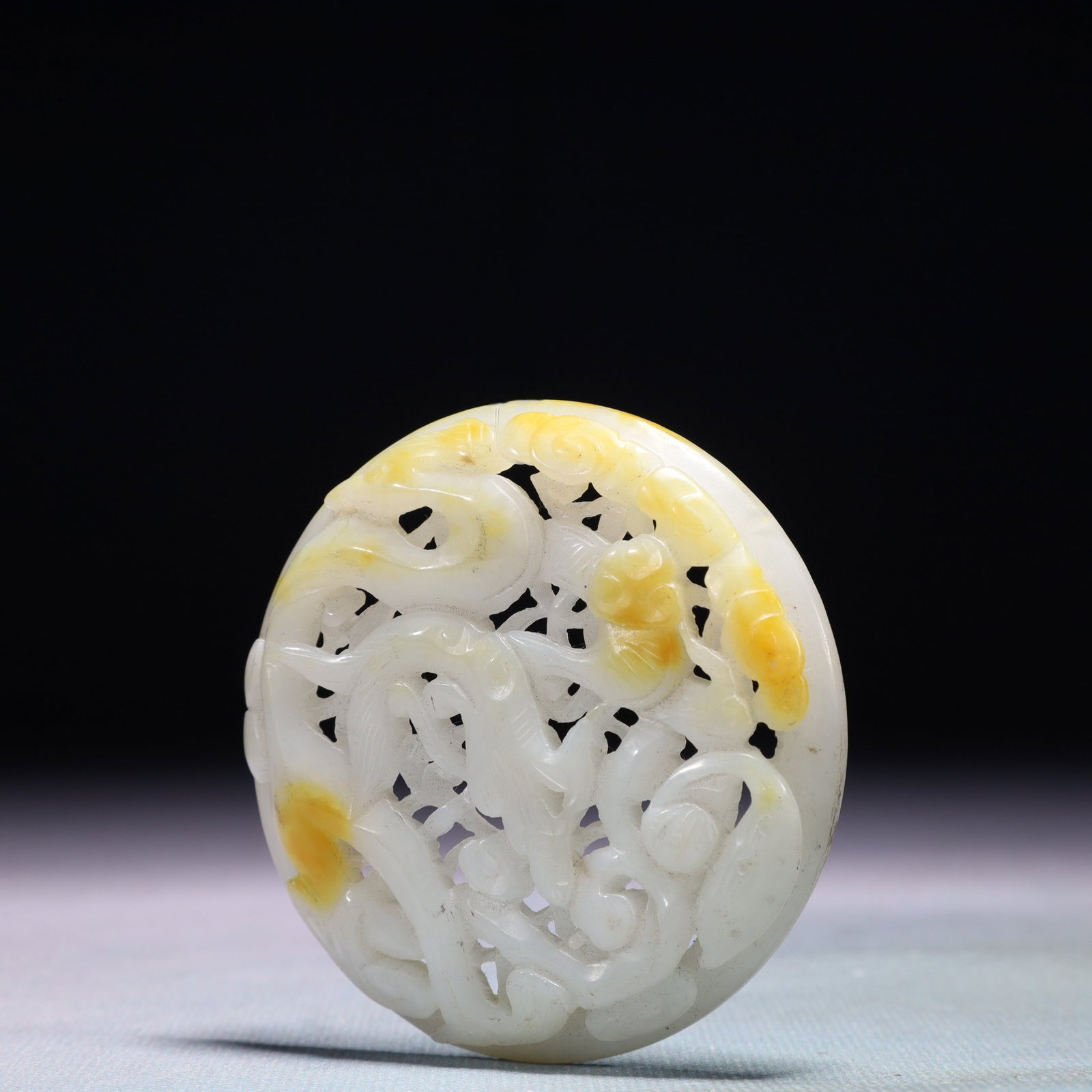 An Exquisite White Jade Flower Pattern Pendant - 2