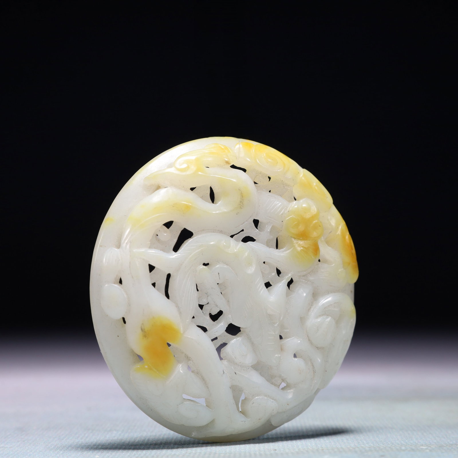 An Exquisite White Jade Flower Pattern Pendant - 3