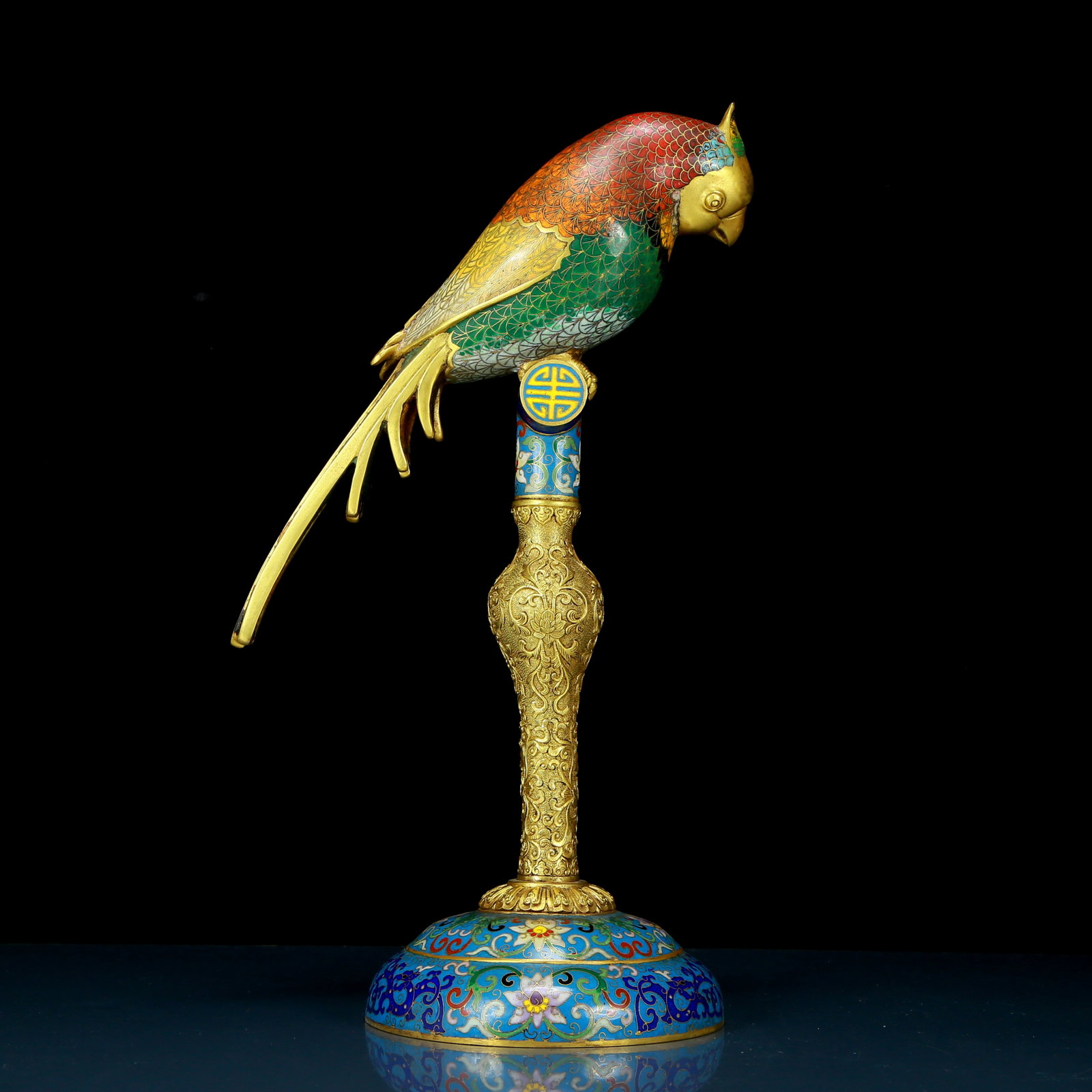 A perfect cloisonn?? parrot ornament: A perfect cloisonné parrot ornament, the application of filigree technology makes the decoration of this collection more delicate and three-dimensional. This collectible is functional as well as
