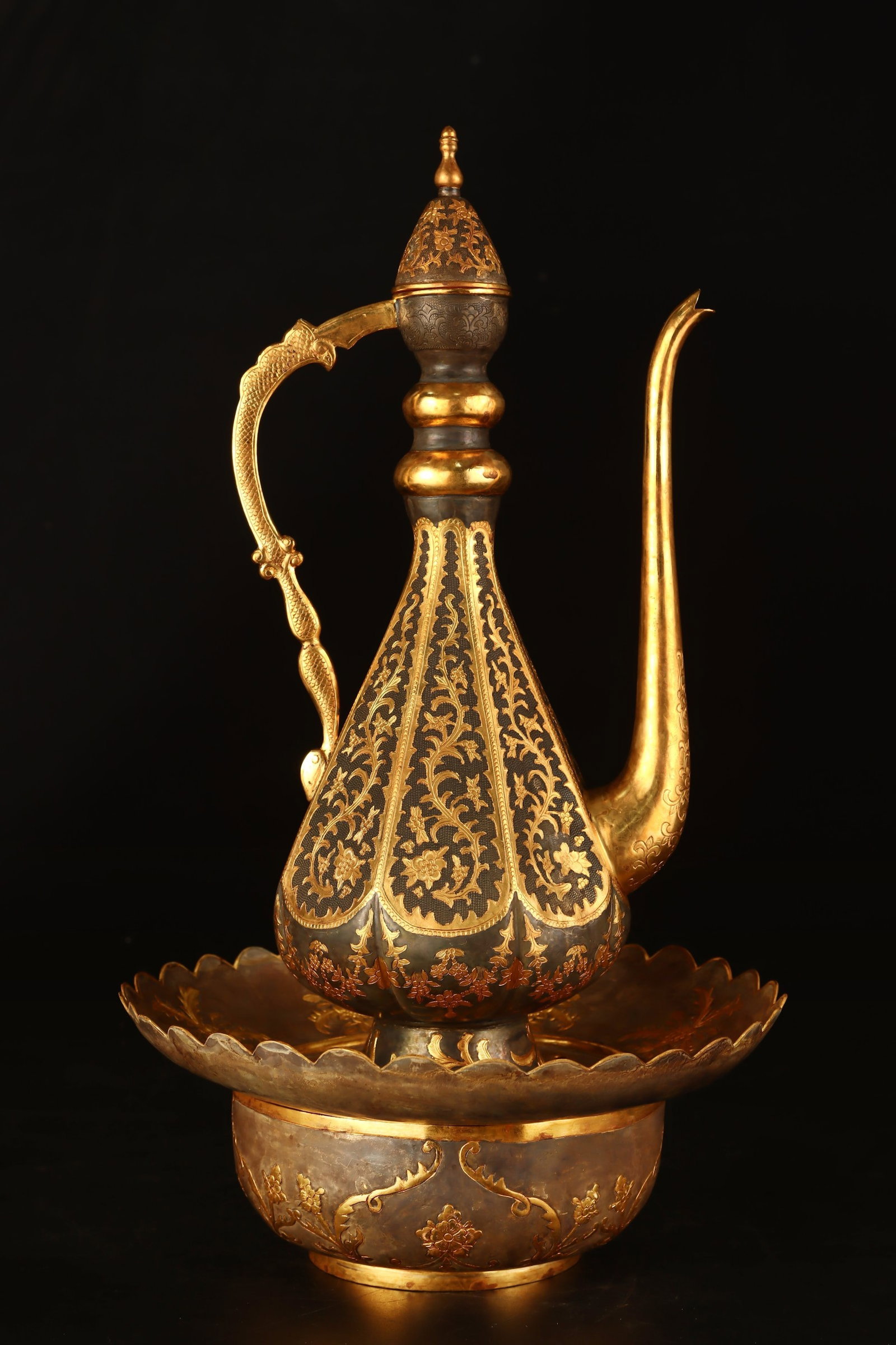 An Exquisite Gilt Bronze Lotus Pattern Ewer,With Base: An Exquisite Gilt Bronze Lotus Pattern Ewer,With Base,Qing Dynasty, China,Size:16.5inx9.4inx9.4in Weight:2021g 铜鎏金缠枝莲纹执壶,带底