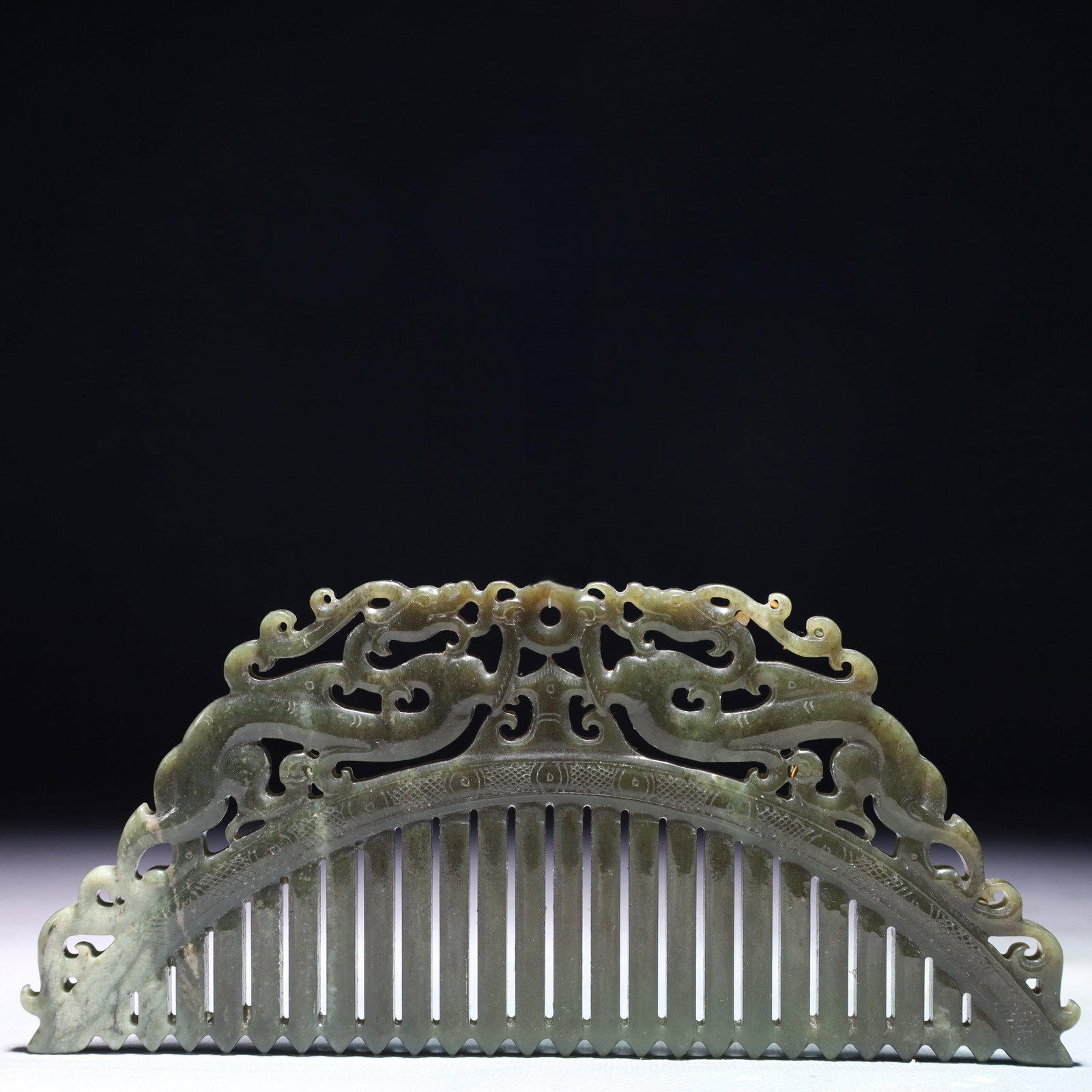 An Exquisite Green Jade Dragon Pattern Comb: An Exquisite Green Jade Dragon Pattern Comb,Qing Dynasty,China,Size:7.5inx3.3in,Weight:187.4g 青玉龙纹梳子,中国清代