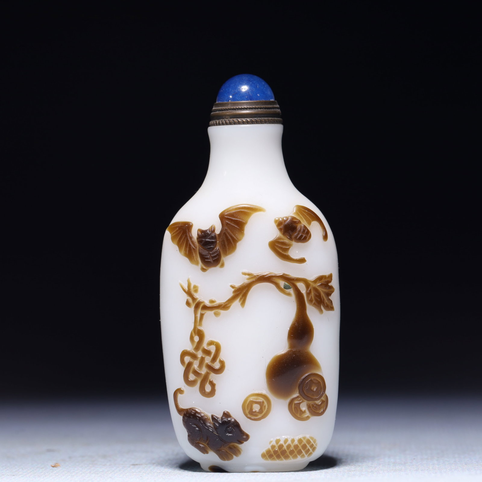 An Exquisite Glass Bats and Figure Pattern Snuff Bottle: An Exquisite Glass Bats and Figure Pattern Snuff Bottle,Qing Dynasty,China,Qianlong Four-character Mark,Size:1.4inx0.8inx3.1in,Weight:55.2g 琉璃蝙蝠人物纹(