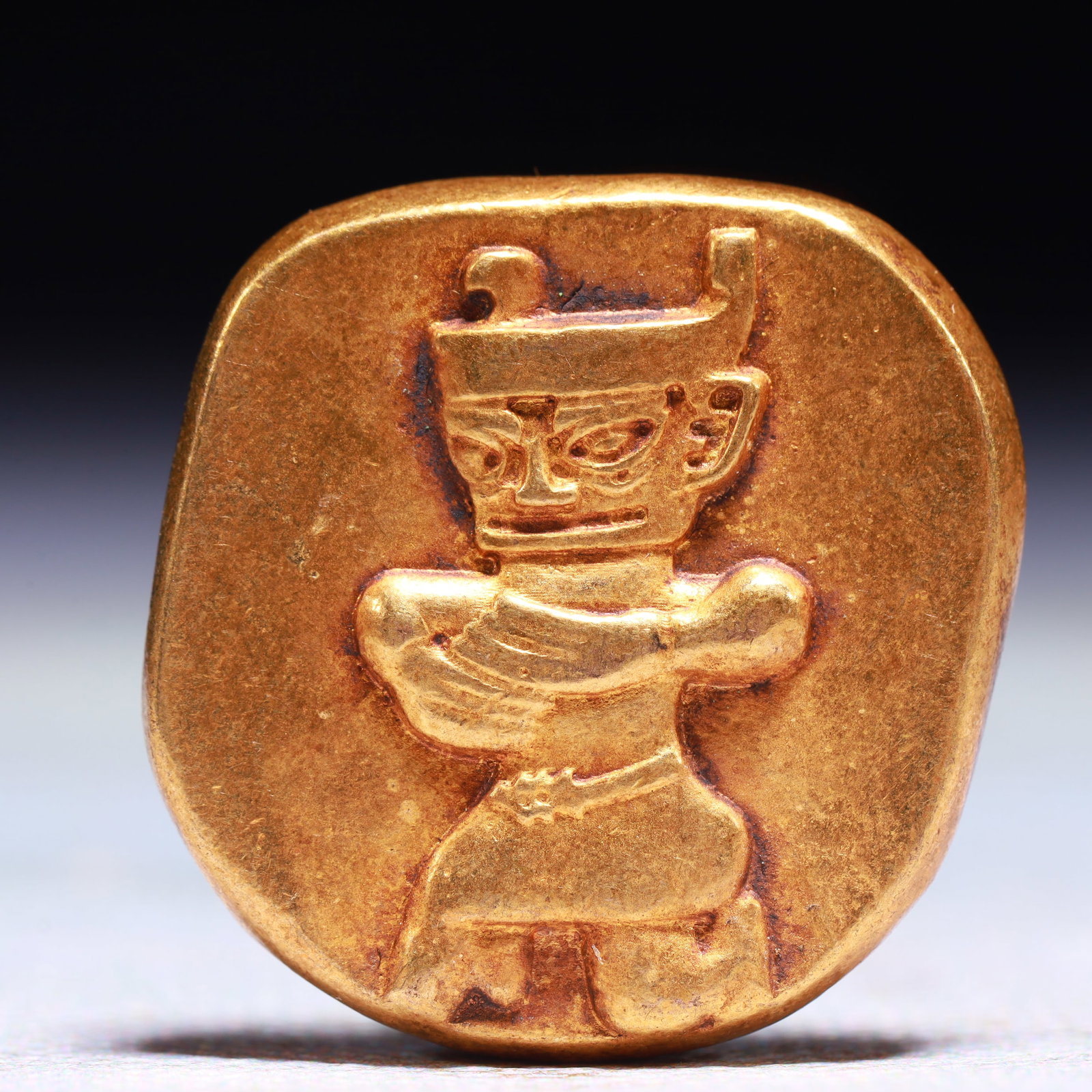 An Exquisite Gilt Bronze Cash Coin: An Exquisite Gilt Bronze Cash Coin,Shang Dynasty,China,Size:1.2in,Weight:29.2g 铜鎏金钱币,中国商代