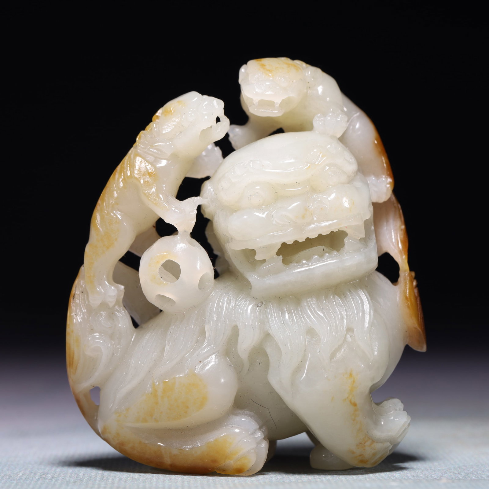 An Exquisite White Jade Lion Ornament: An Exquisite White Jade Lion Ornament,Qing Dynasty,China,Size:2.6inx1.2inx3in,Weight:207.3g 白玉狮子摆件,中国清代