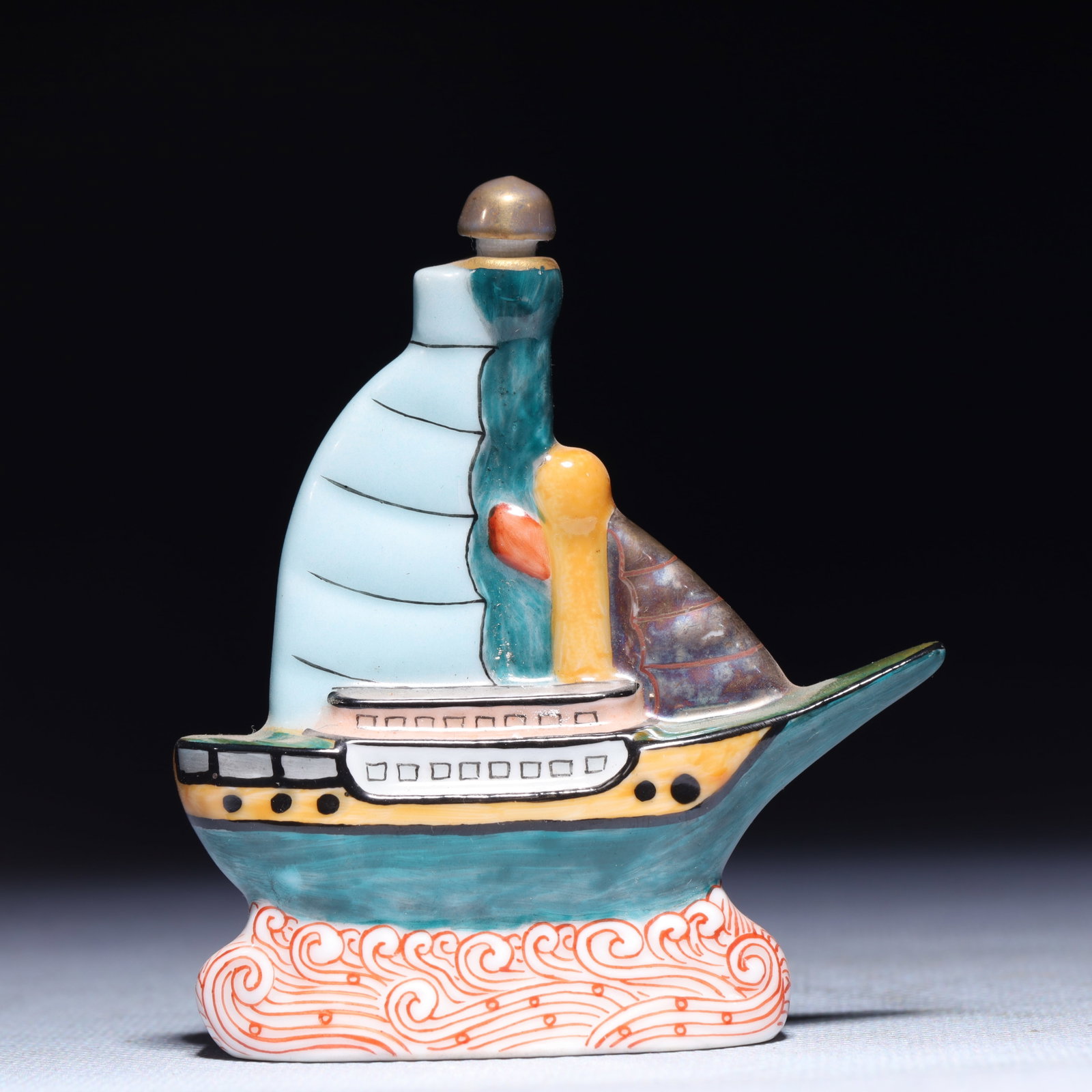 An Exquisite Famille-Rose Ship Snuff Bottle: An Exquisite Famille-Rose Ship Snuff Bottle,Qing Dynasty,China,Qianlong Six-character Mark,Size:3inx0.9inx3.3in,Weight:66.8g 粉彩船鼻烟壶,中国清&#