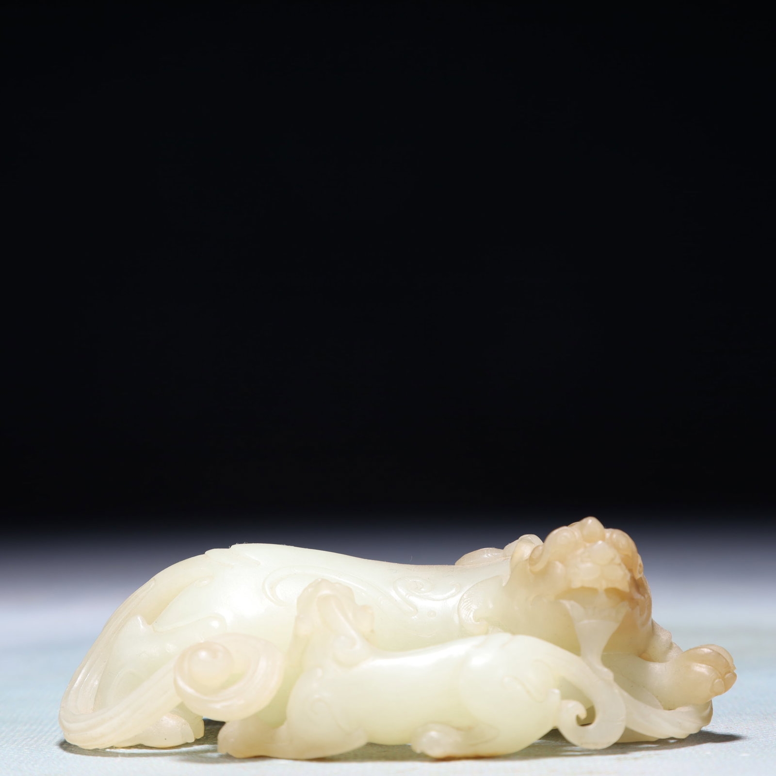An Exquisite White Jade Beast Ornament: An Exquisite White Jade Beast Ornament,Qing Dynasty,China,Size:3.9inx2.2inx1.2in,Weight:174.7g 白玉兽摆件,中国清代