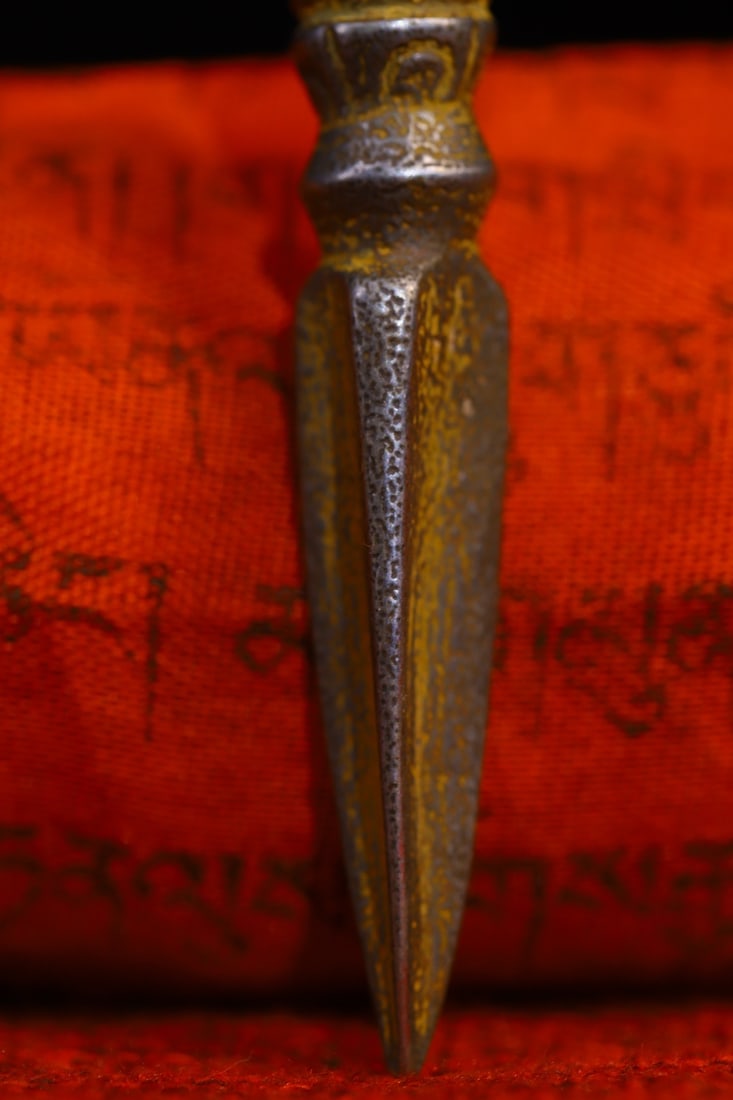 An Exquisite Bronze Vajra - 4