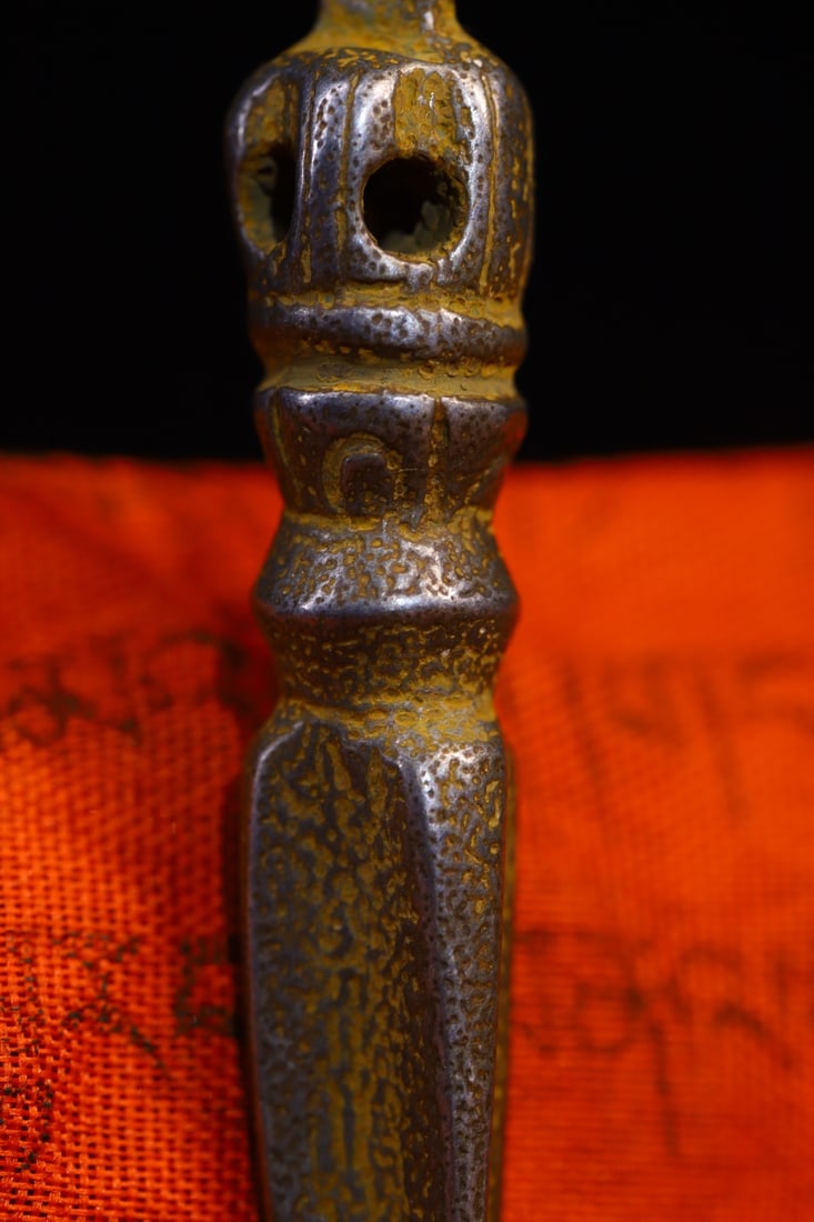 An Exquisite Bronze Vajra - 5