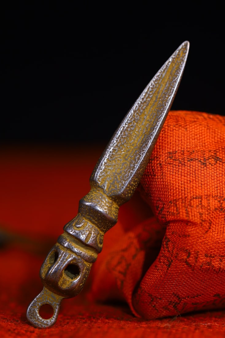 An Exquisite Bronze Vajra - 9