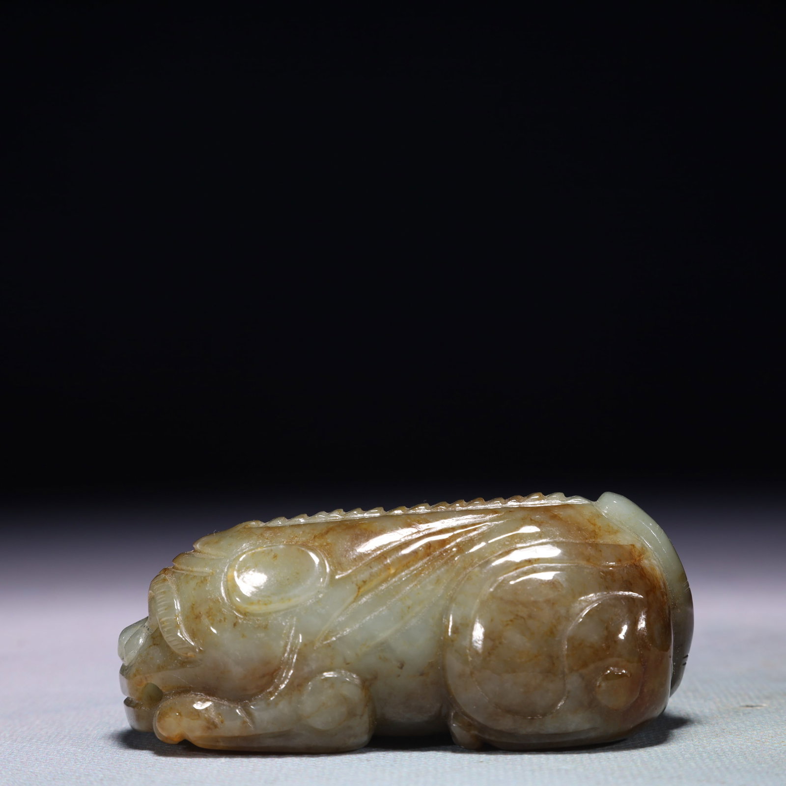 An Exquisite White Jade Beast Ornament: An Exquisite White Jade Beast Ornament,Qing Dynasty,China,Size:3inx1.4inx1.2in,Weight:197.2g 白玉兽摆件,中国清代