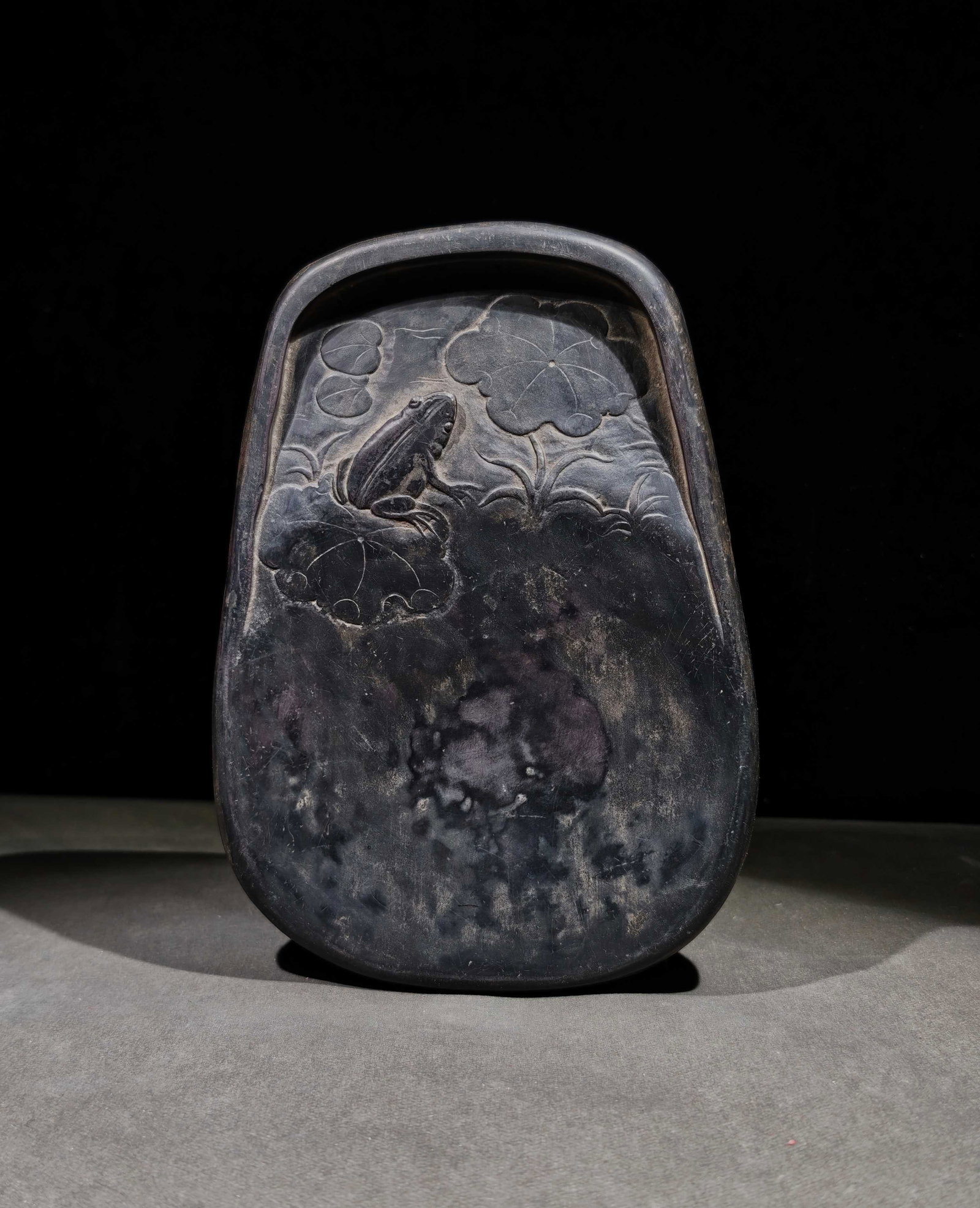 An Exquisite Lotus Leaf and Frog Pattern Inkstone,With Poem: An Exquisite Lotus Leaf and Frog Pattern Inkstone,With Poem,Qing Dynasty, China,Ji Xiaolan Mark,Size:(Inkstone)9.1inx6.5inx1.4in 荷叶青蛙纹砚台,带෻